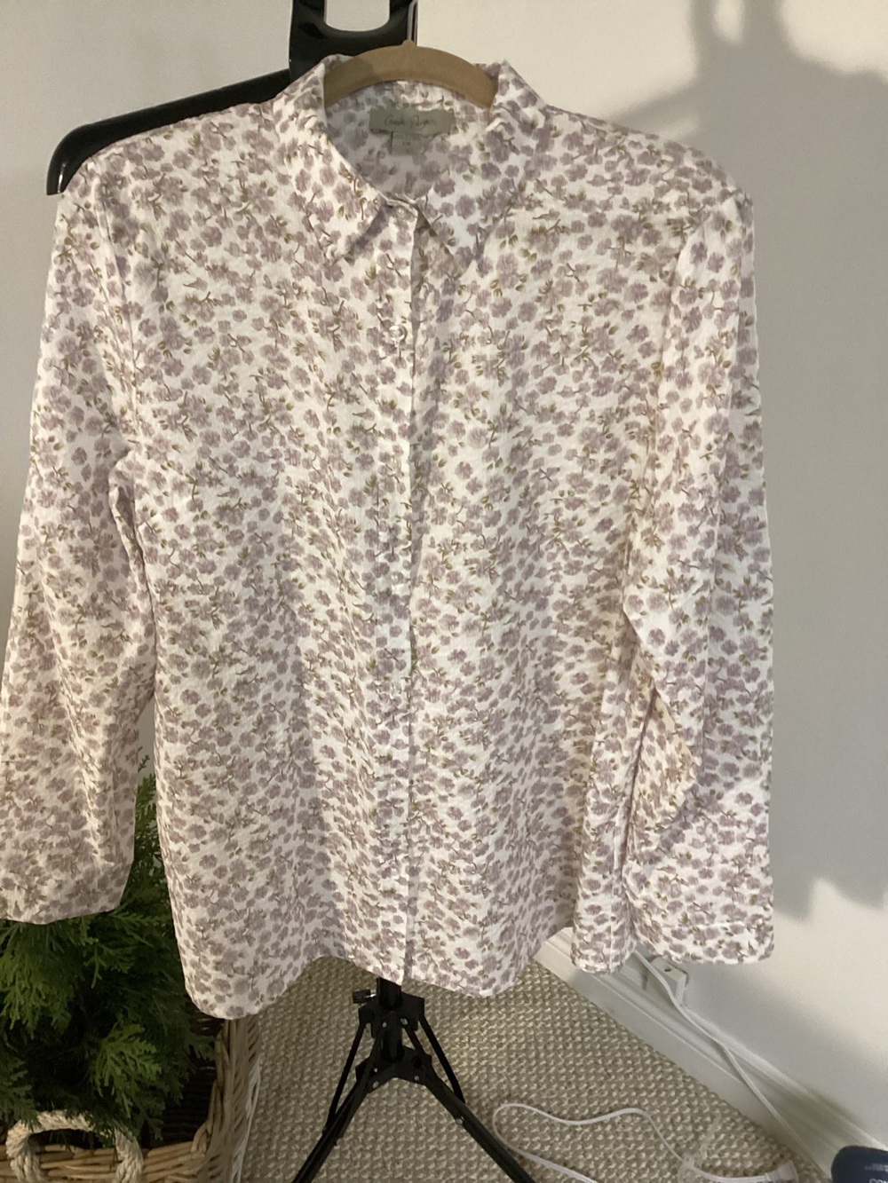 Charlie Paige White Button-Down Women’s Shirt with Lavender Floral Print Size L